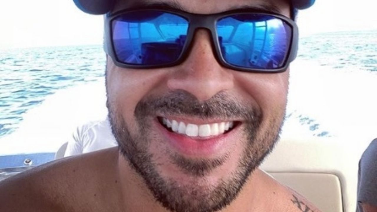 Luis Fonsi sorprende a fans con foto en la playa arriba de un yate: “Perfecto paisaje”