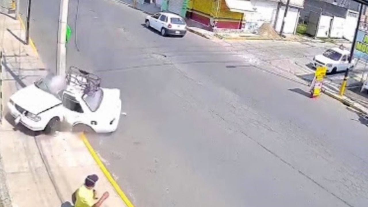 VIDEO: Taxista se estrella contra un poste y casi parte la unidad por la mitad