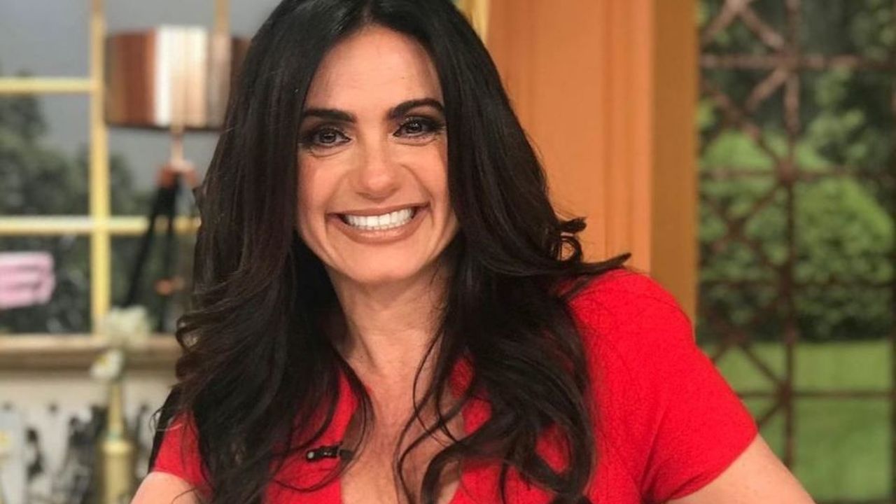 Penélope Menchaca causa furor en ‘Venga la Alegría’ al aparecer con tremendo escote