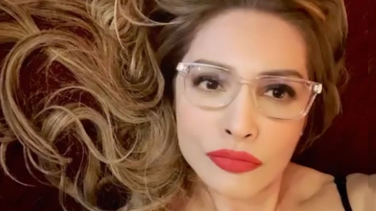 Paty Navidad asegura que gobiernos controlarán a la población con tatuajes invisibles