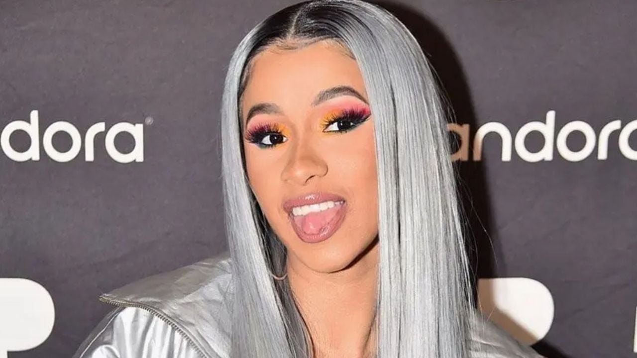¿Quién dijo calor? Cardi B hace ‘pool party’ en casa y se luce mojada y en bikini
