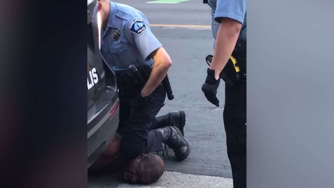 VIDEO: La muerte de George Floyd provoca enfrentamiento entre ciudadanos y policías