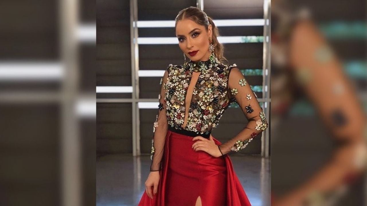 Cynthia Rodríguez se convierte en la sensación de ‘Venga la Alegría’ con escotado vestido rojo