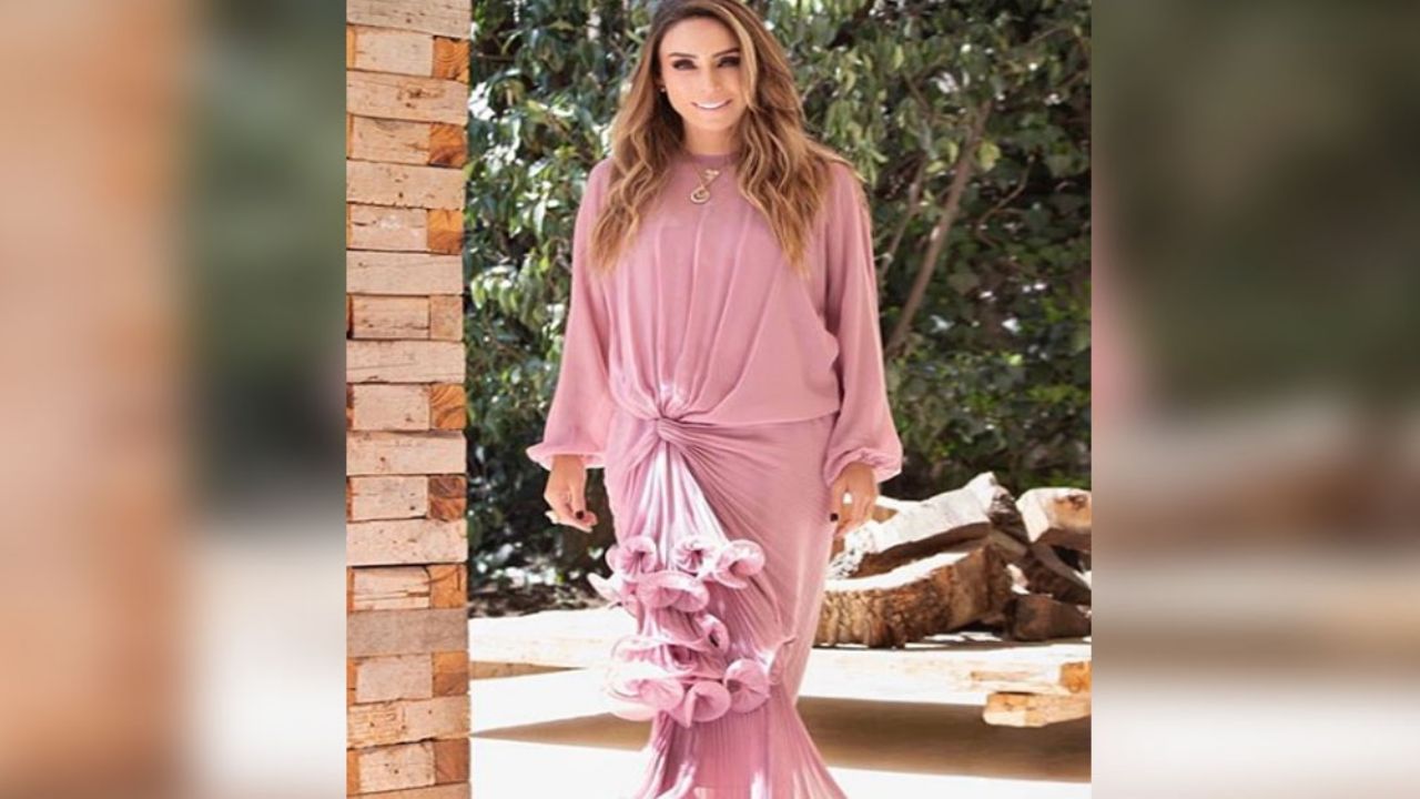 Inés Gomez Mont con coqueta mirada y bebida en mano, enloquece Instagram