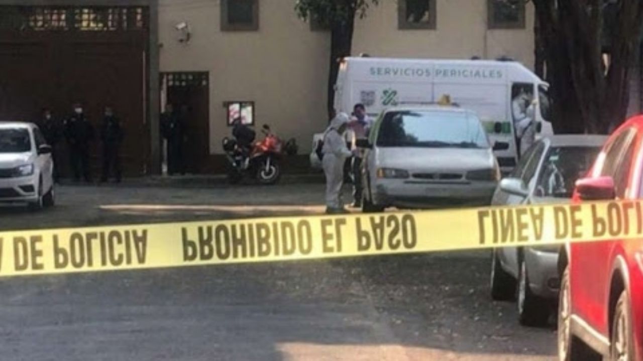 CDMX: Fétido olor lleva al macabro hallazgo de dos cuerpos en una camioneta
