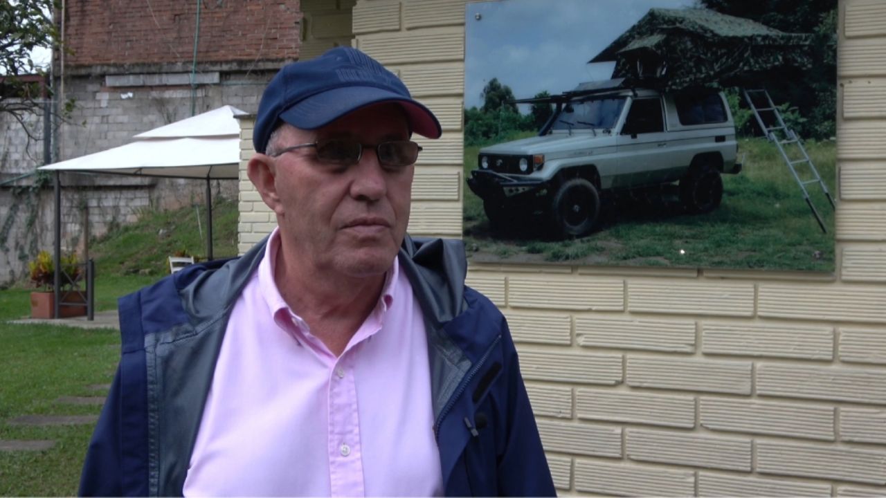 Hermano de Pablo Escobar hace millonaria demanda a Apple por presunto hackeo