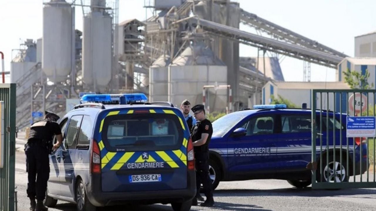 Francia: Hombre irrumpe en reunión de trabajo para asesinar a tres personas