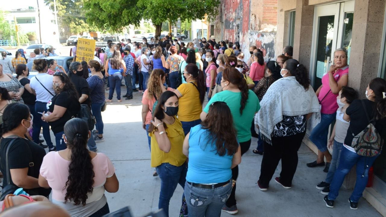 Empleados de maquiladora textil protestan tras despedidos; los recortaron por ser del grupo ‘vulnerable’