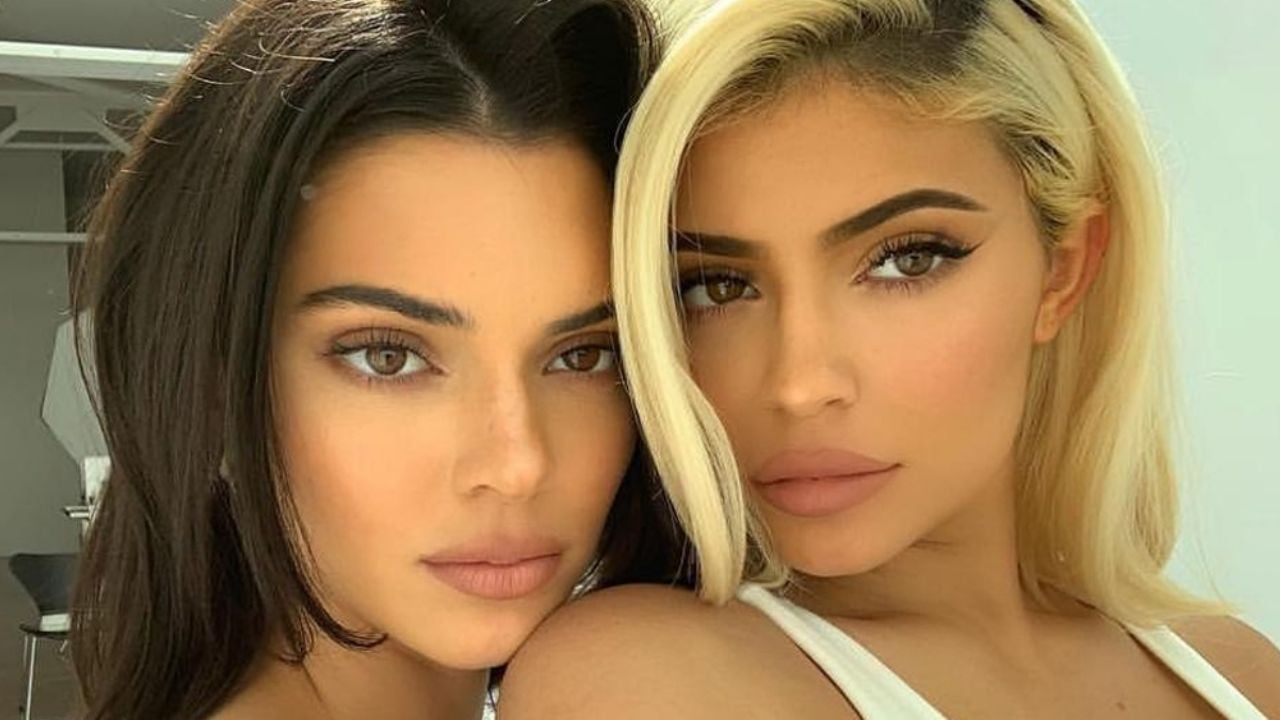 Kylie y Kendall Jenner desatan más que pasiones al posar en bikini rojo