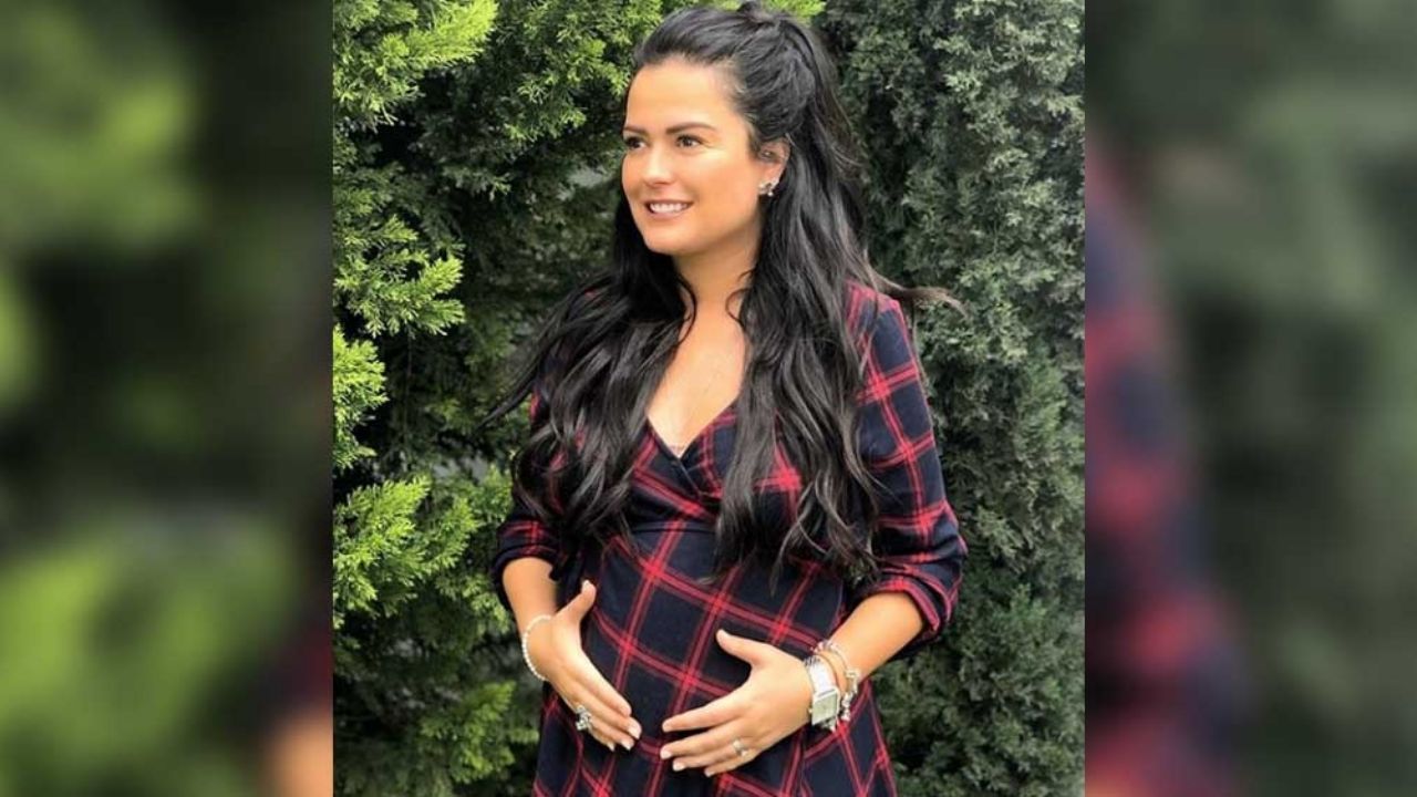 Usuarios critican a Mariana Echeverría por viajar a playa y poner en “riesgo” a su bebé