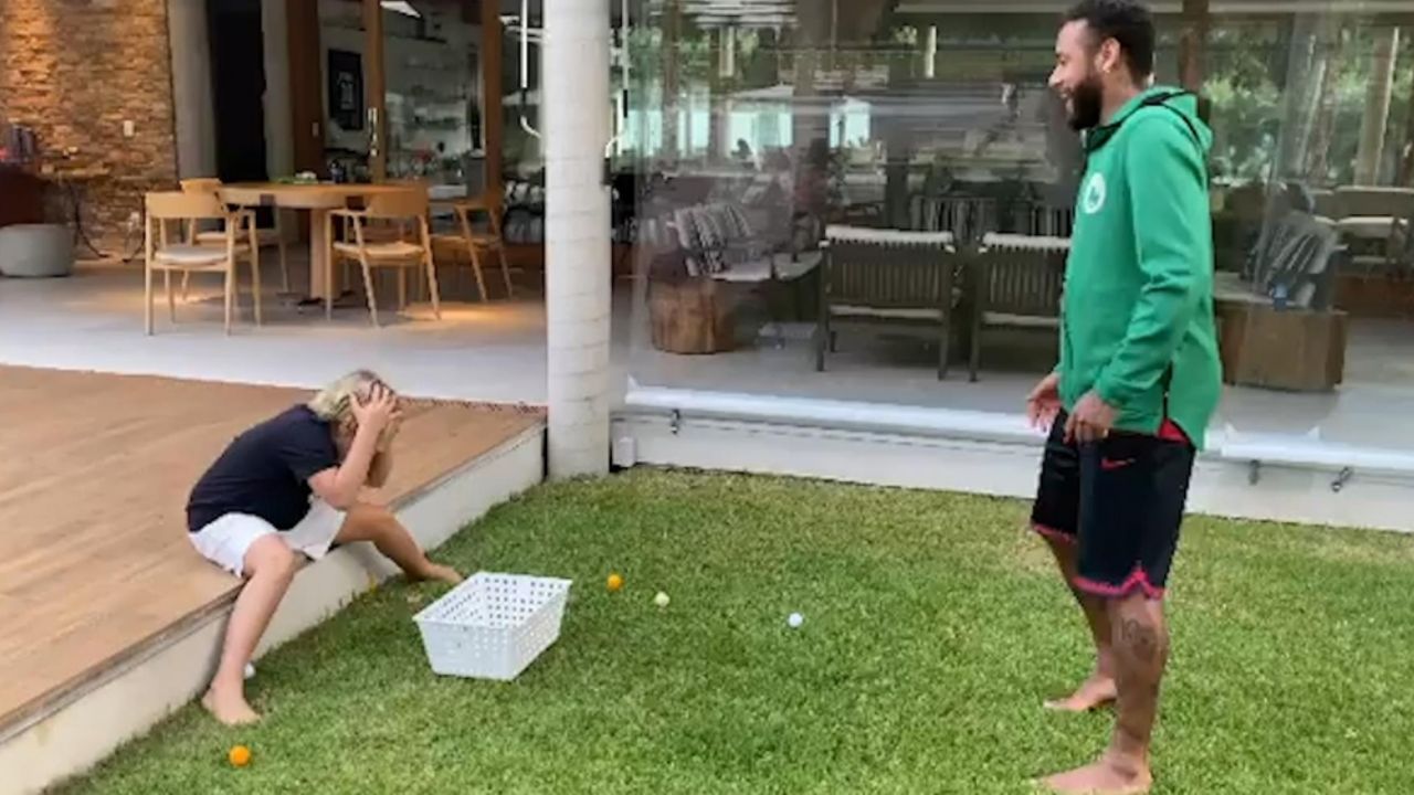 VIDEO: ¡Broma pesada! Neymar revienta huevo en la cabeza de su hijo