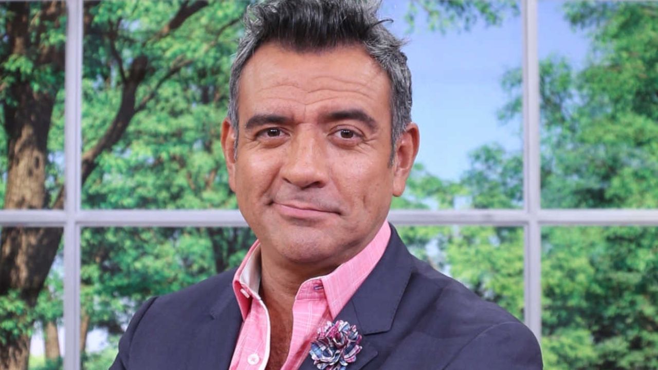 De Televisa al desempleo: Héctor Sandarti, ‘ahogado’ en deudas tras despido de Telemundo