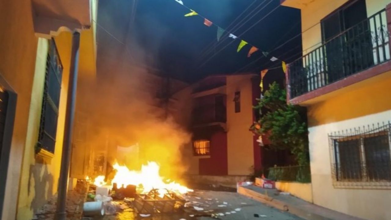 VIDEO: Pobladores incendian el Ayuntamiento para que “no los infecten con Covid-19”