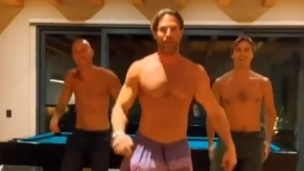 Sebastián Rulli se desnuda con sus amigos y protagonizan sensual baile para TikTok