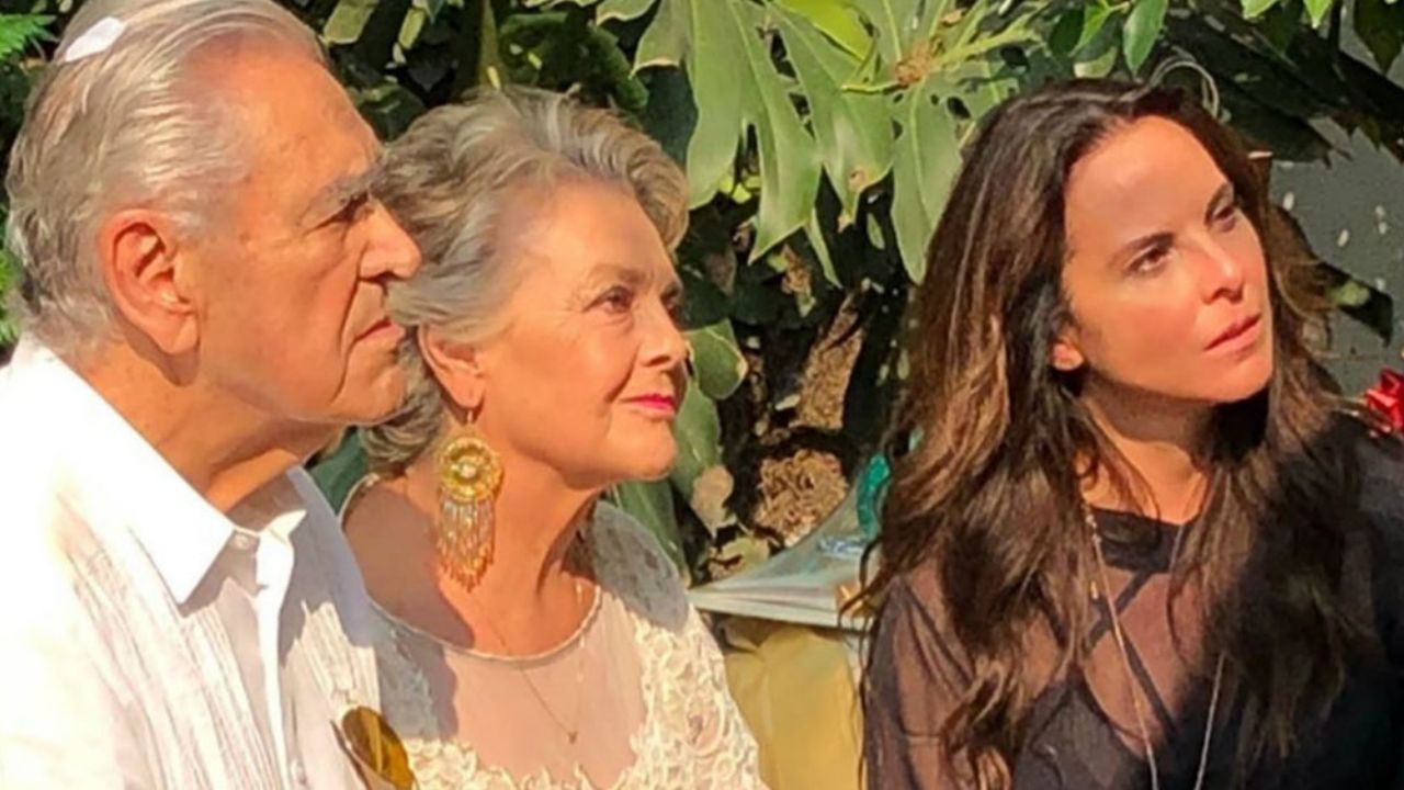 ¿Cómo viven el encierro los papás de Kate del Castillo? Su hermana lo aclara