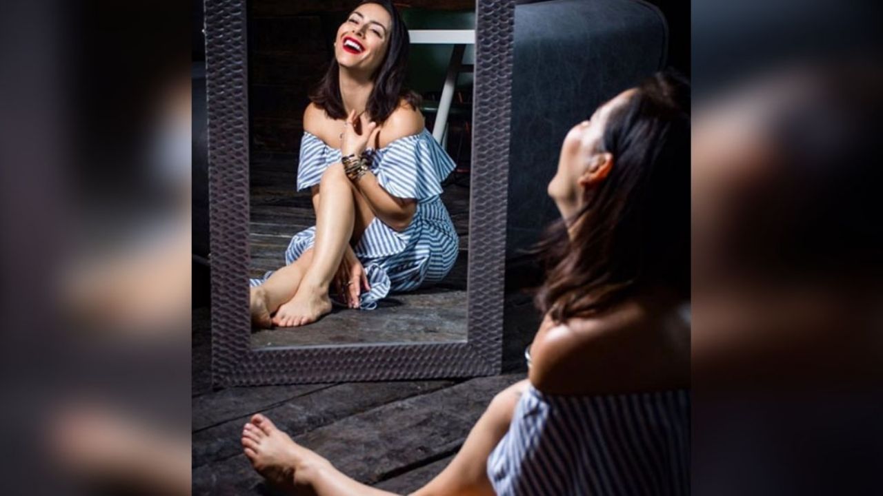 “Qué mujer tan descarada”: Claudia Lizaldi presume su ‘outifit’ de oficina