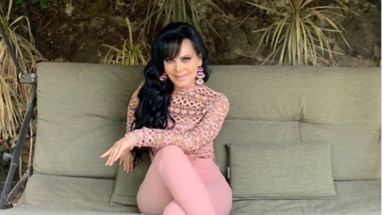 Con ceñido vestido y revelador escote, Maribel Guardia presume sus curvas a los 61 años