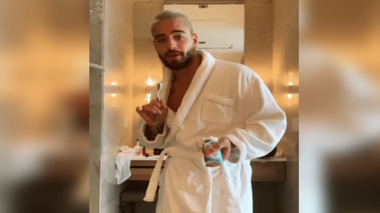 Maluma desata polémica al exhibirse en el baño y mostrar que ¡no se lava las manos!