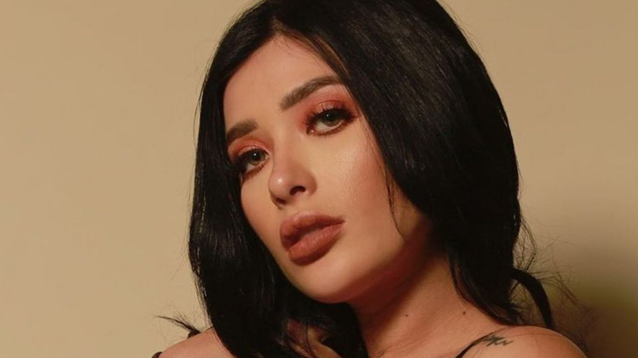 Brenda Zambrano se luce frente al espejo en bikini y al ritmo de J Balvin