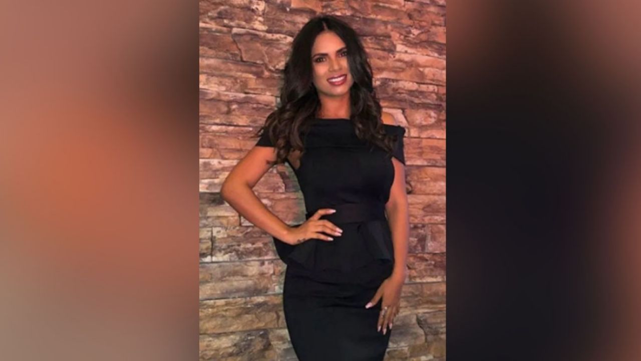 Ania Gadea derrocha sensualidad en paños menores arriba de un auto