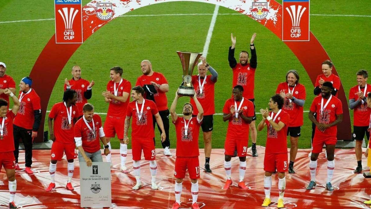 VIDEO: Con sana distancia incluida, Salzburgo celebra el campeonato de la Bundesliga Austriaca