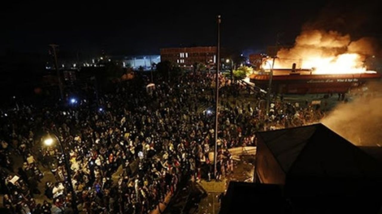 ¡Terrible! Policía muere baleado en violentos enfrentamientos en California