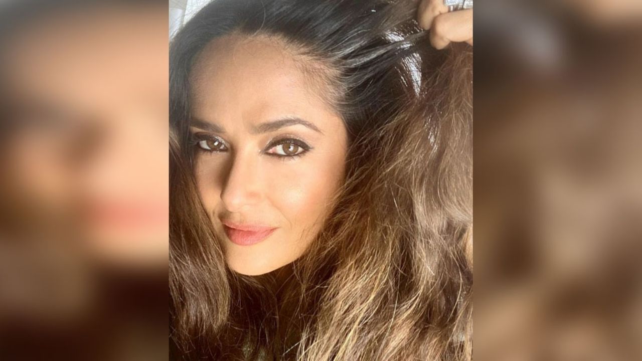 Salma Hayek fue capturada mientras dormía y algo extraño había en su cabeza