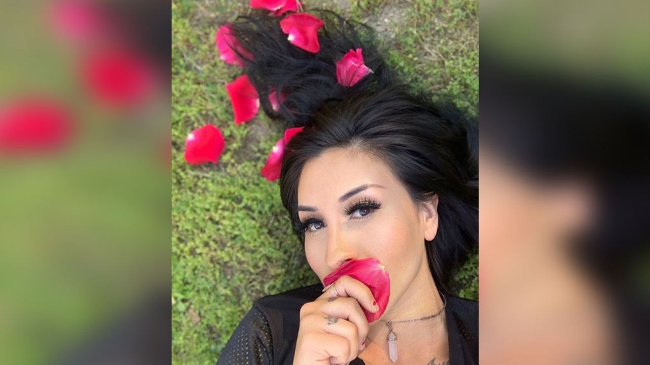 Beatriz Solís posa en tremendo escotazo y deja ver sus enormes atributos