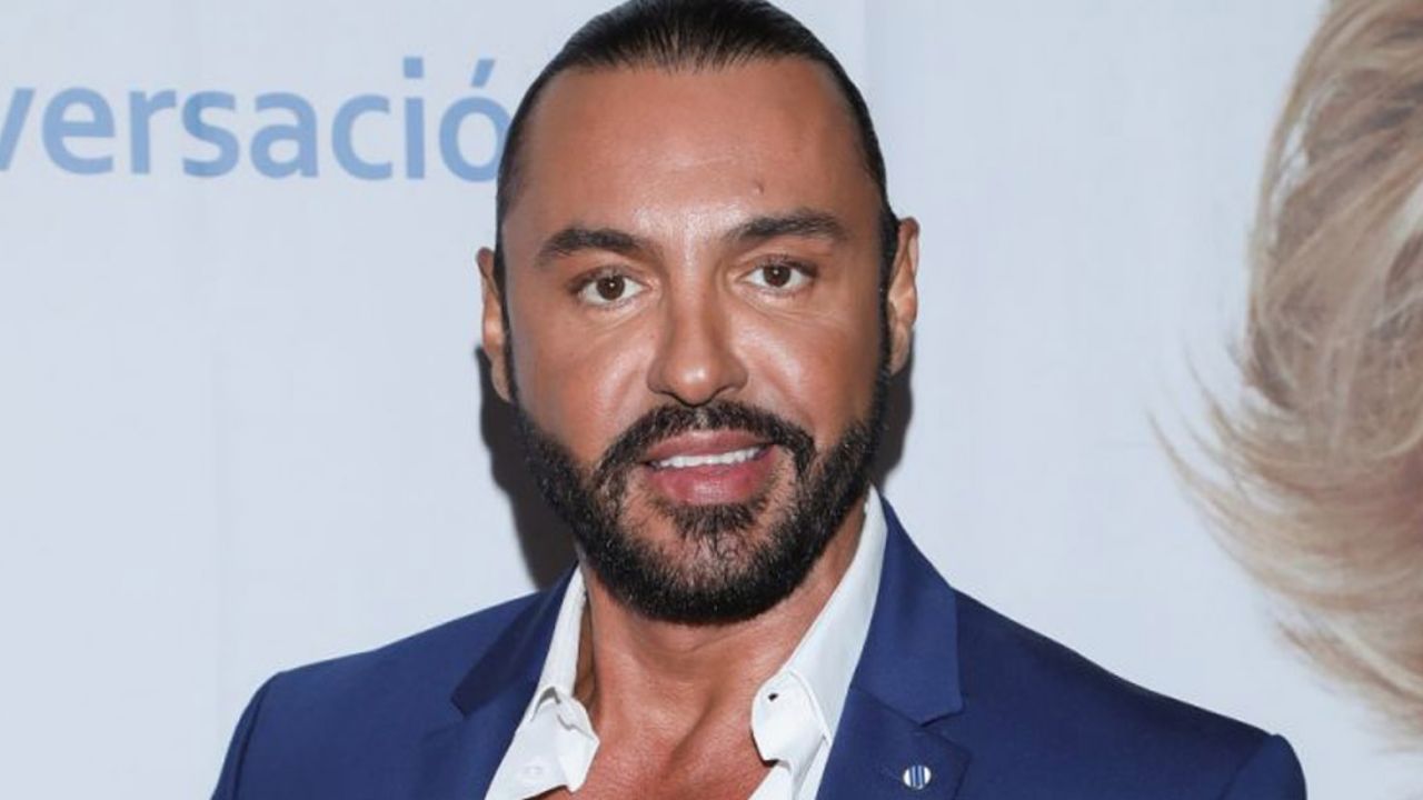 Latin Lover carga a su nieto y conmueve a sus enamoradas: “El abuelo más sexy”
