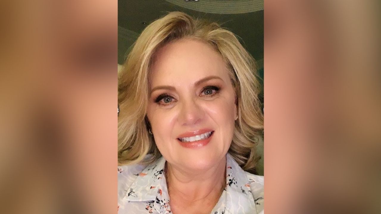 Exhiben a Érika Buenfil sin nada de ropa y muy abrazada de galán de Televisa