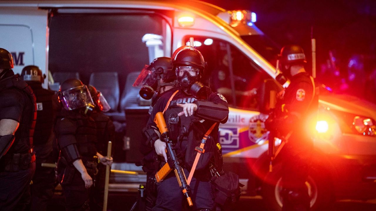 Policía mata a un hombre durante las intensas protestas en Louisville