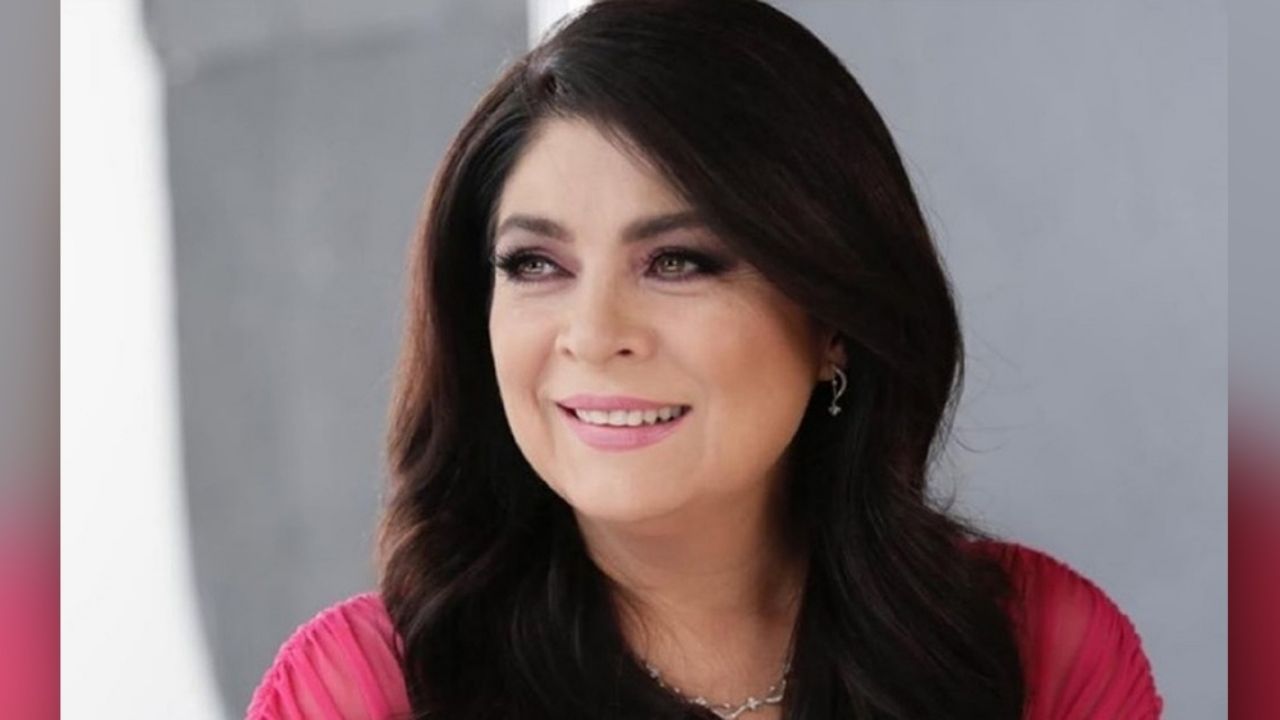 Victoria Ruffo deja boquiabiertos a fans al lucirse al tomar el sol en bikini
