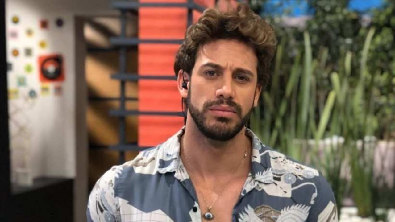 De Televisa a la construcción: Conductor de ‘Hoy’ la hace de albañil y luce tenis de 15 mil pesos