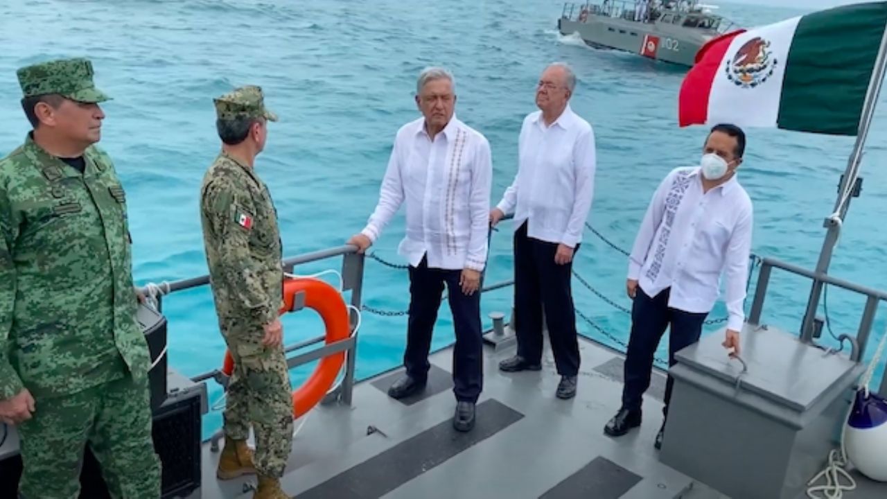 AMLO conmemora el Día de la Marina con ascensos y condecoraciones