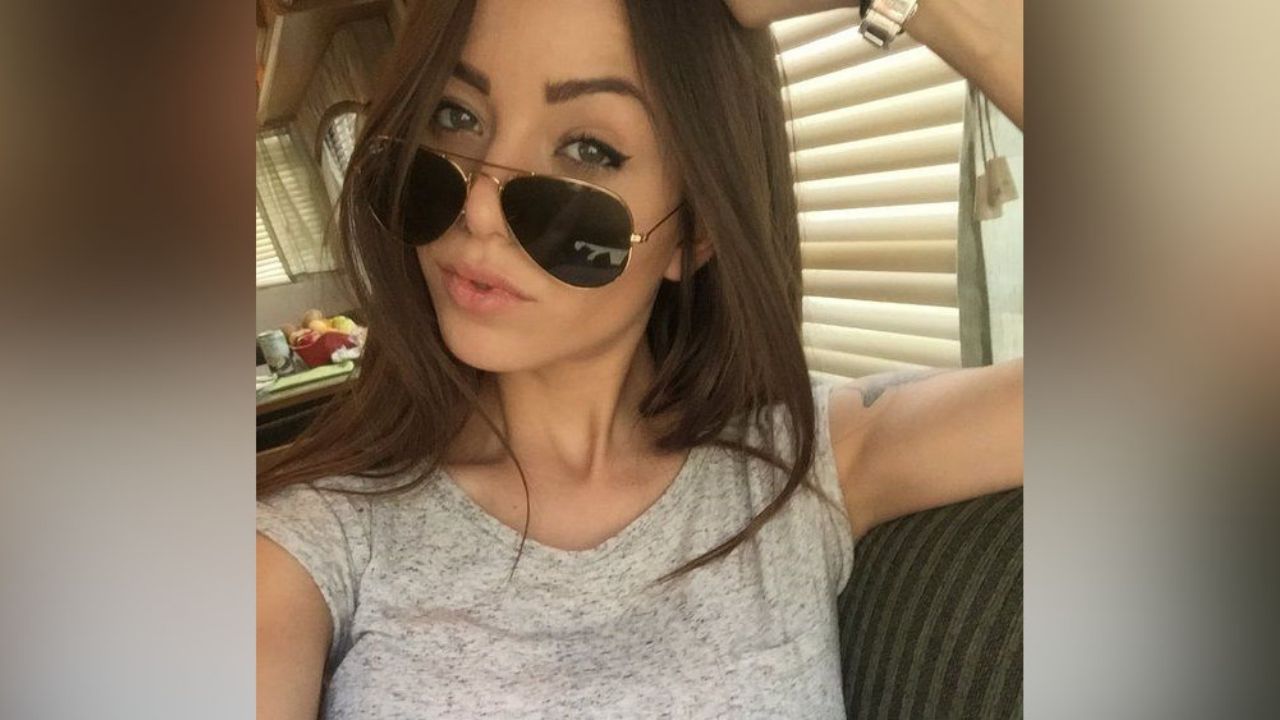 Frente al espejo, Melanie Pavola enciende redes sociales al usar diminuta lencería