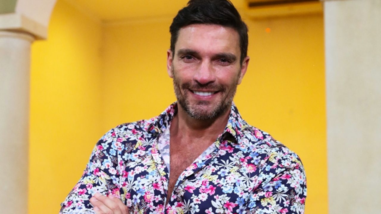 Galán de Televisa se hace drástico cambio de look y está irreconocible: “Te ves más viejo”