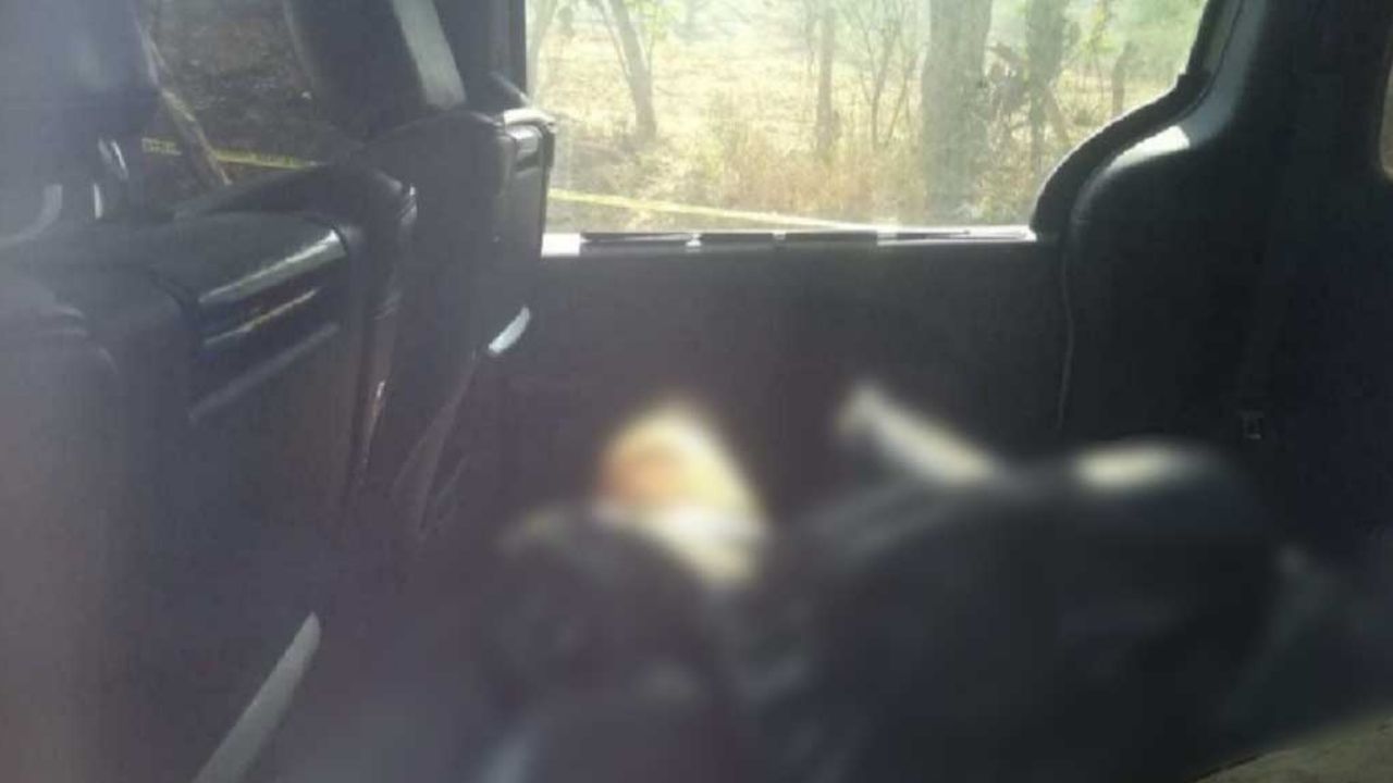 Encuentran siete cadáveres dentro de una camioneta; podrían ser policías desparecidos