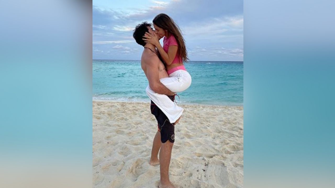 Michelle Rebaud y Danilo Carrera se comen a besos al estilo de ‘Los Locos Adams’