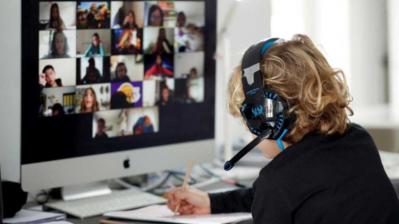 Por un descuido, descubren a alumna que tenía relaciones durante clase virtual