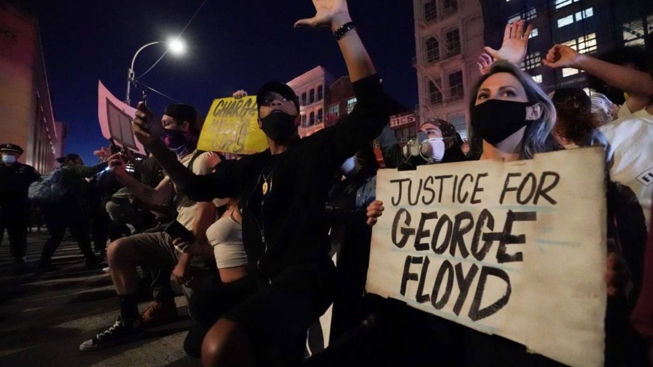 Policía es embestido por un auto en Nueva York durante violentas protestas