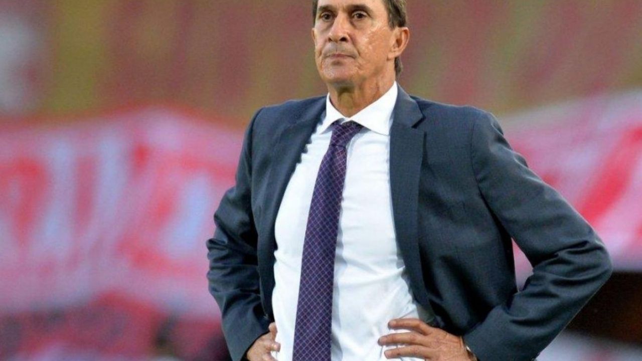 Alexandre Guimaraes es cesado por no aceptar reducción salarial