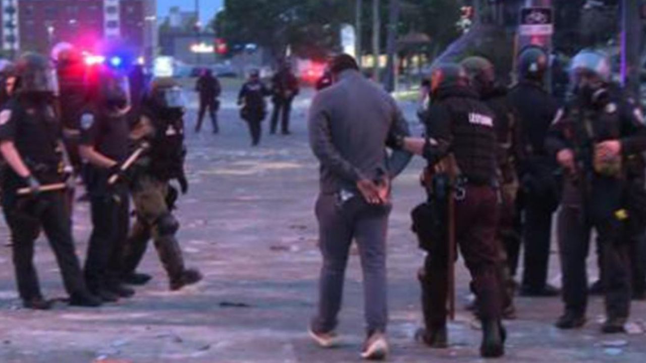 George Floyd: Policía de Minneapolis recibe cargos en contra por actos raciales