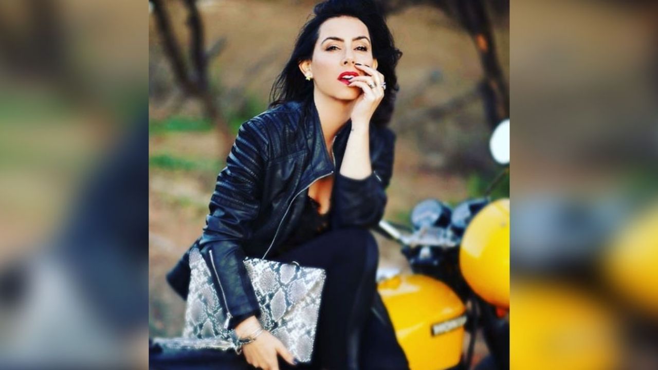 Después de meses, Claudia Lizaldi aclara que le toca producirse al peinarse