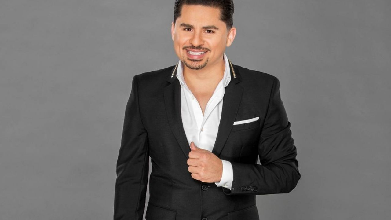 Larry Hernández sorprende a sus fans con una inesperada interpretación