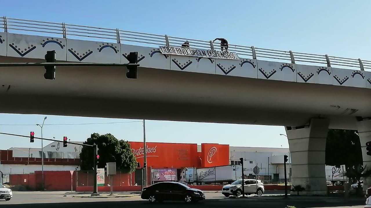 Antorchistas instalan mensajes de apoyo en puentes de la ciudad