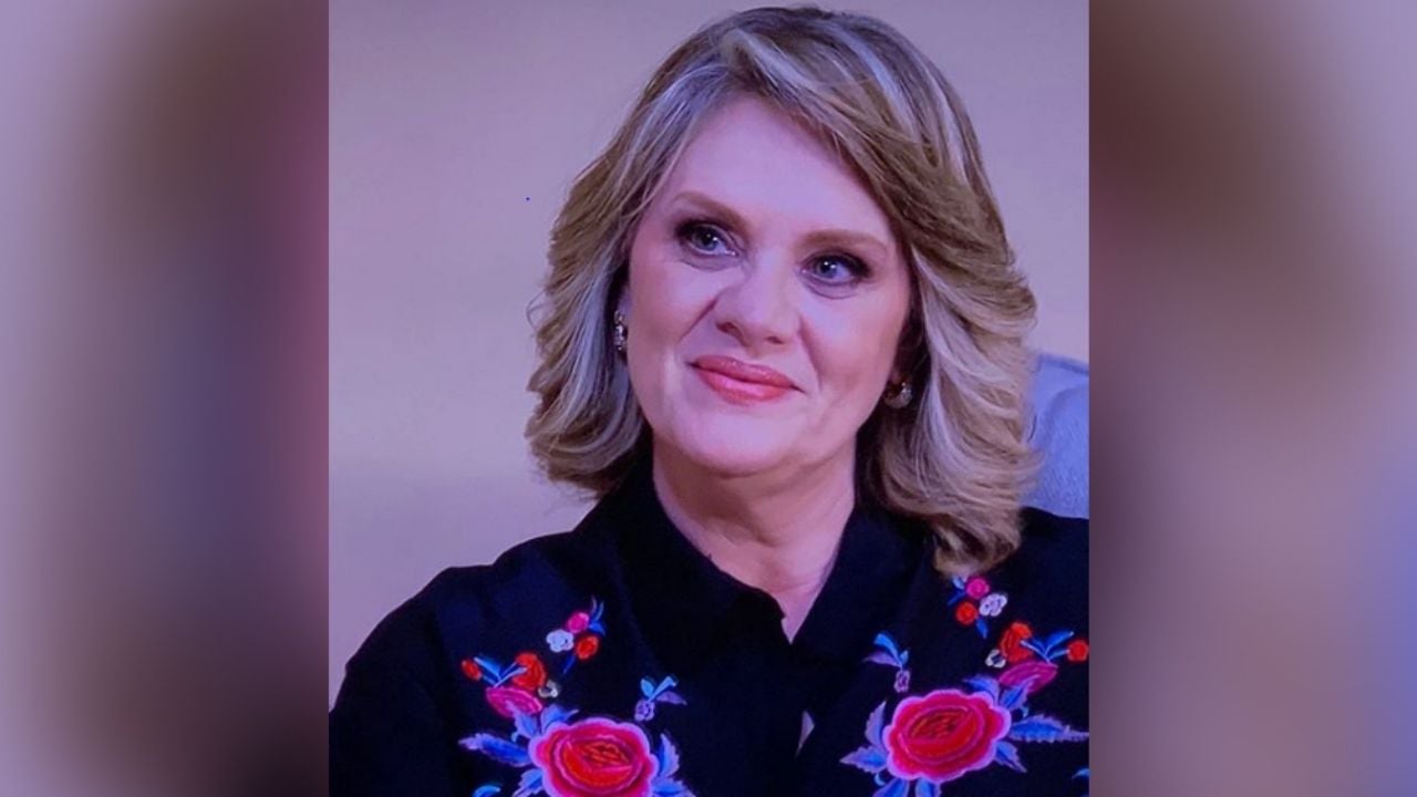 Érika Buenfil recibe flores de cantante enamorado de su interpretación de Luis Miguel