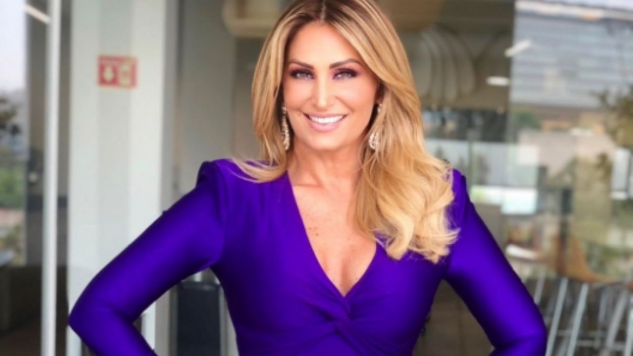 Anette Cuburu acalora a ‘Venga la Alegría’ al enseñar todo con tremendo escote