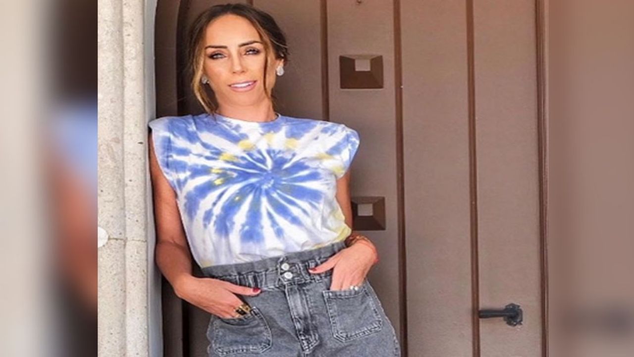 Inés Gómez Mont posa en fresca e irresistible minifalda: “Bonitas piernas”