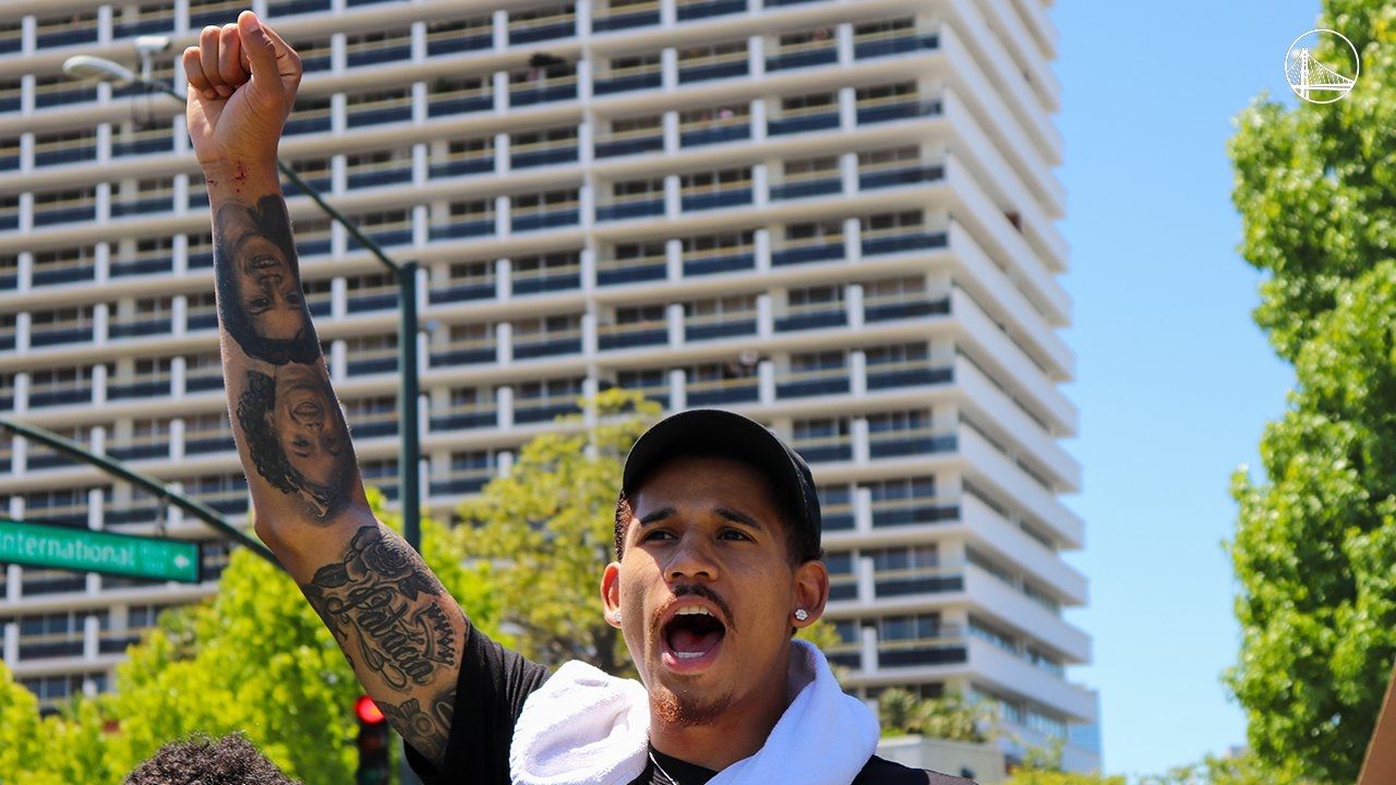 Mexicano Juan Toscano encabeza marcha en protesta por muerte de Greg Floyd
