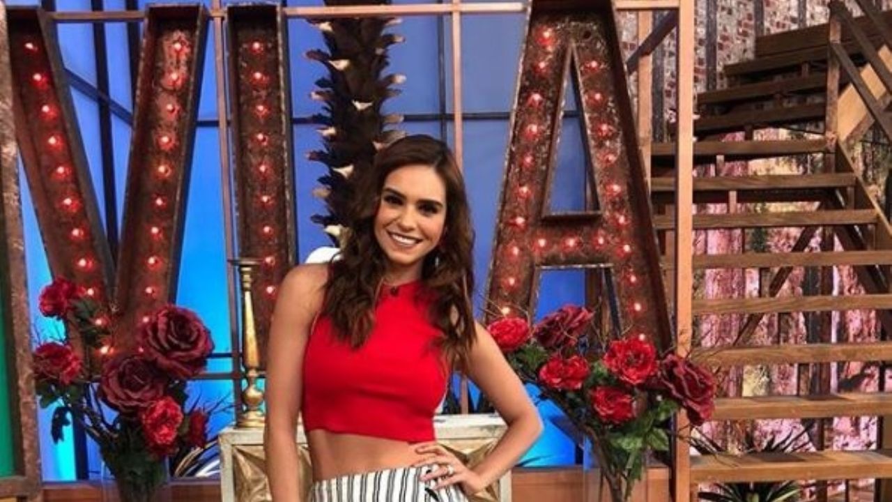 Tania Rincón conquista a todo ‘Hoy’ al presentarse con tremendo escote para conducir el programa